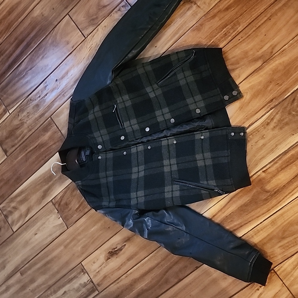 Very Nice mens leather sleeves black/green jacket